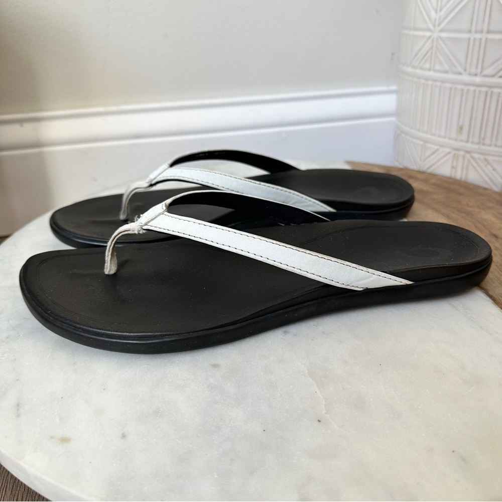 OluKai Ho'opio White/Onyx Strap Flip
Flop Sandals Women's Size 9 - Picture 3 of 11